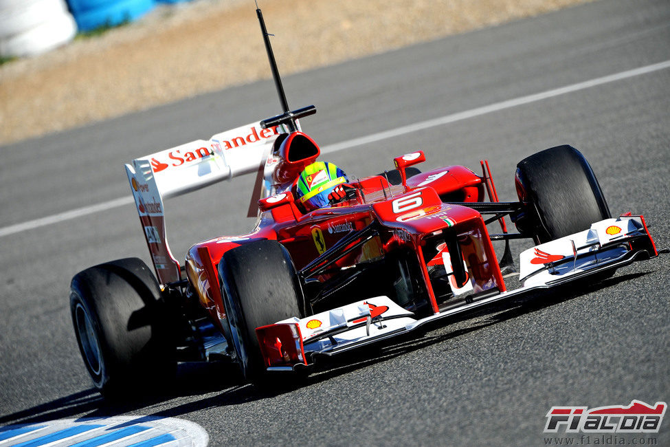 Massa rueda con el Ferrari en pista