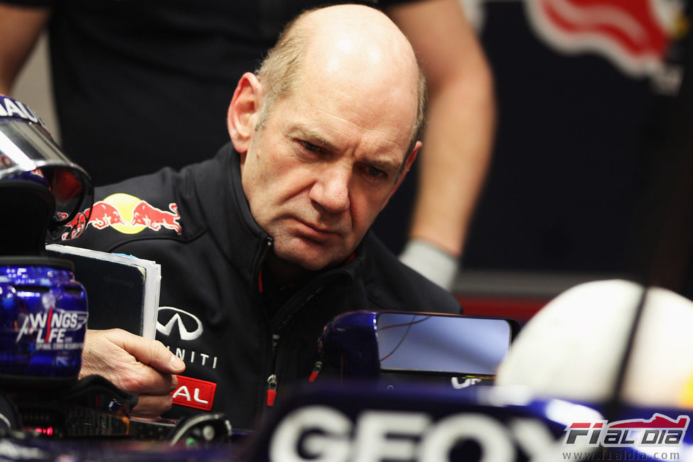 Adrian Newey observa su nueva creación