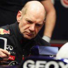 Adrian Newey observa su nueva creación