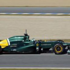 Vista lateral del Caterham de Kovalainen en Jerez