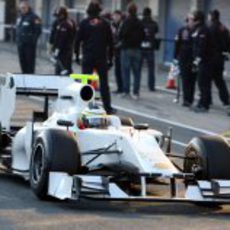 Pedro de la Rosa sale de boxes con el HRT F111