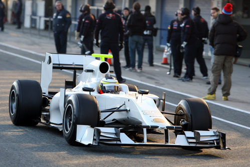 Pedro de la Rosa sale de boxes con el HRT F111