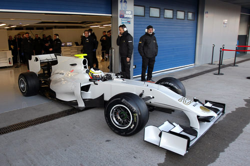 De la Rosa sale de su box en Jerez con el F111
