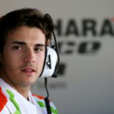 Jules Bianchi en el box de Force India en Jerez