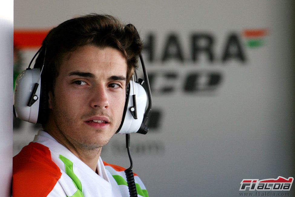 Jules Bianchi en el box de Force India en Jerez