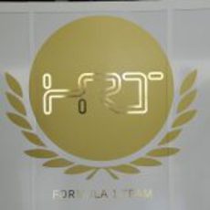 Logo dorado de HRT en Jerez