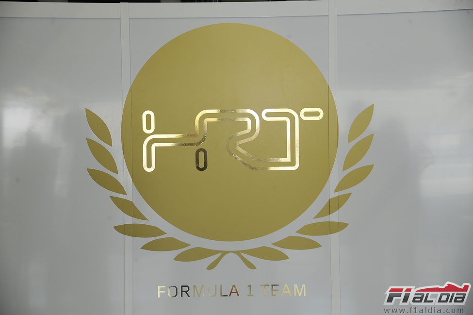 Logo dorado de HRT en Jerez