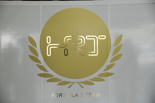 Logo dorado de HRT en Jerez
