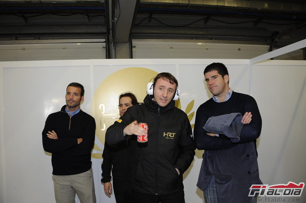 Saúl Ruiz de Marcos con una Coca-Cola en el box de Jerez
