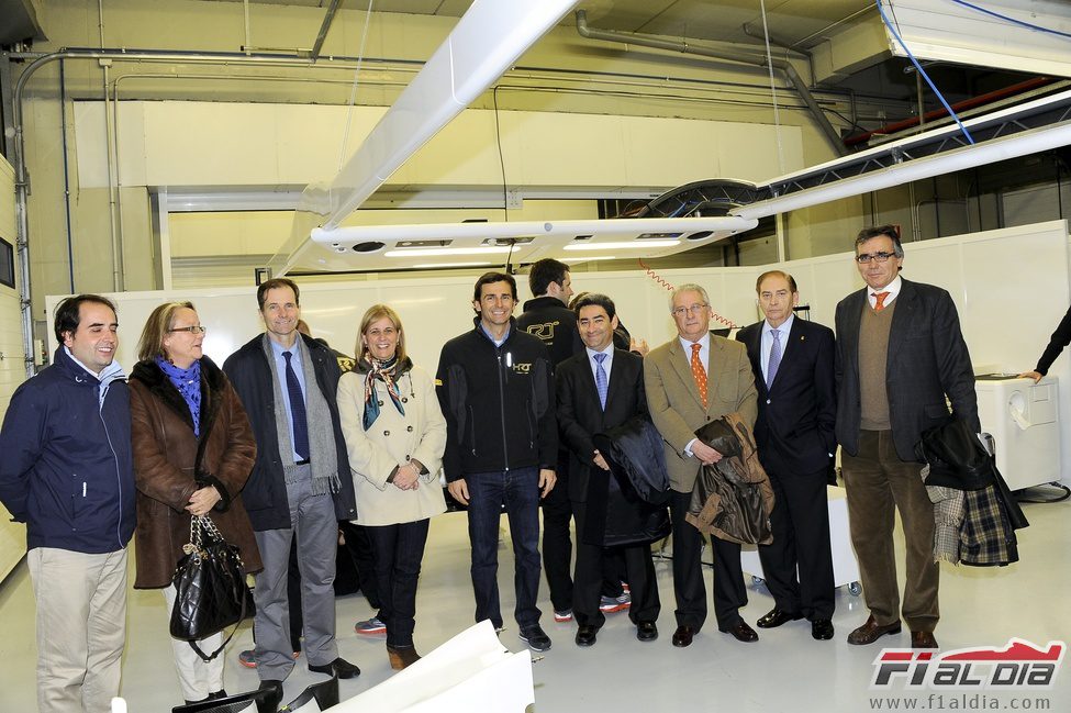 Visita de la alcaldesa de Jerez al box de HRT