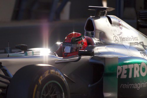 El sol reflejado en el Mercedes de Michael Schumacher