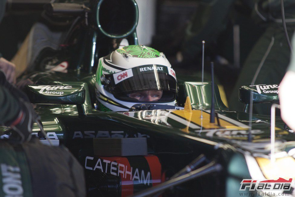 Kovalainen sentado en el Caterham CT01