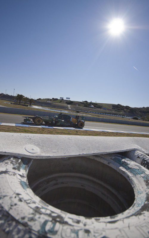 Kovalainen en la pista de Jerez con el CT01