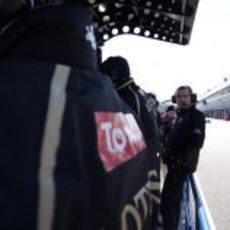 Eric Boullier en el 'pit-lane' de Jerez