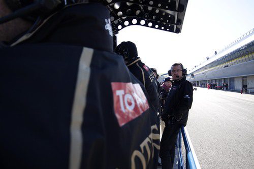 Eric Boullier en el 'pit-lane' de Jerez