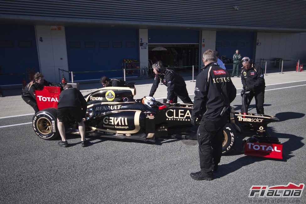 Kimi Räikkönen vuelve a boxes con el Lotus