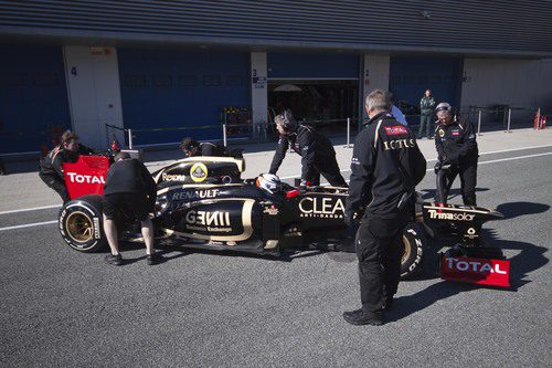 Kimi Räikkönen vuelve a boxes con el Lotus