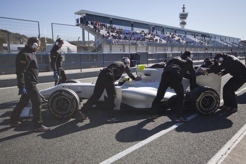 De la Rosa vuelve a boxes con el F111