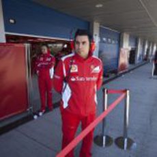 Los ingenieros de Ferrari en la puerta del box