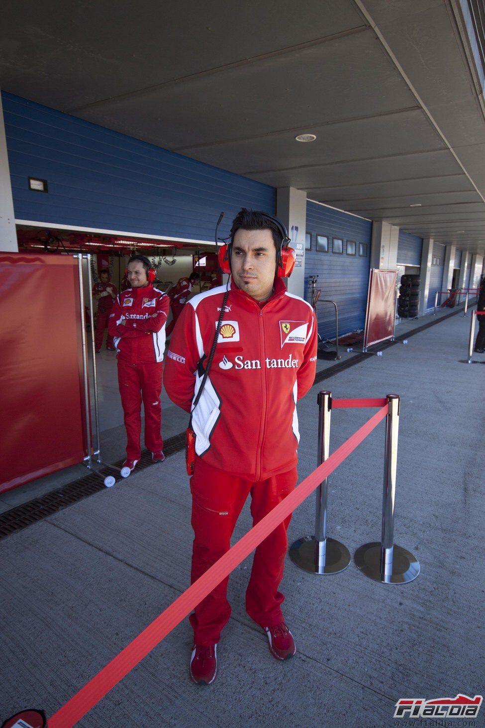 Los ingenieros de Ferrari en la puerta del box