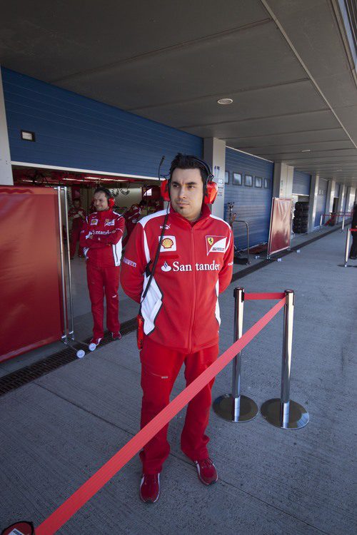 Los ingenieros de Ferrari en la puerta del box