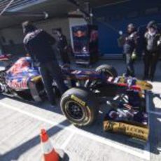 Ricciardo parado en el 'pit-lane' de Jerez