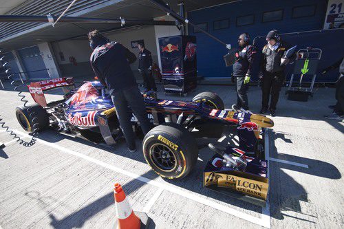 Ricciardo parado en el 'pit-lane' de Jerez