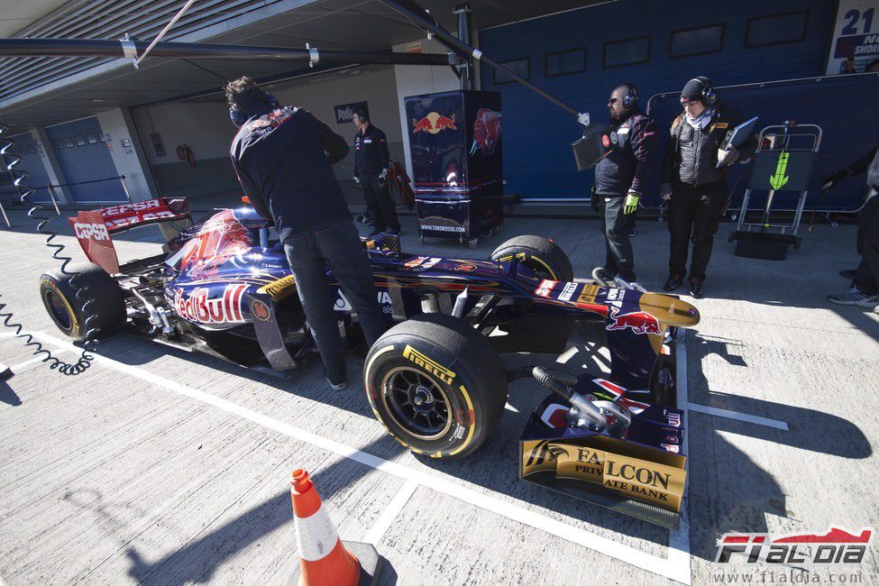 Ricciardo parado en el 'pit-lane' de Jerez