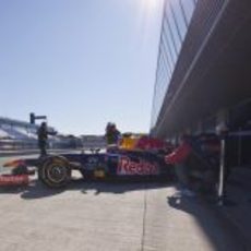 Mark Webber sale de boxes en Jerez