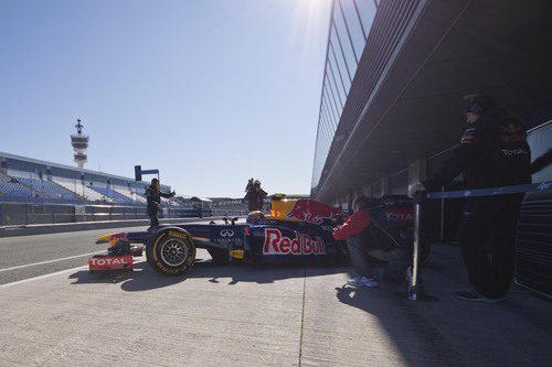 Mark Webber sale de boxes en Jerez