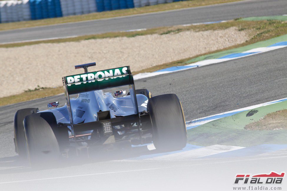 El Mercedes W02 en la pista de Jerez