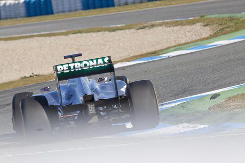 El Mercedes W02 en la pista de Jerez