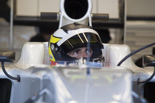 Pedro de la Rosa sentado en el HRT en el box