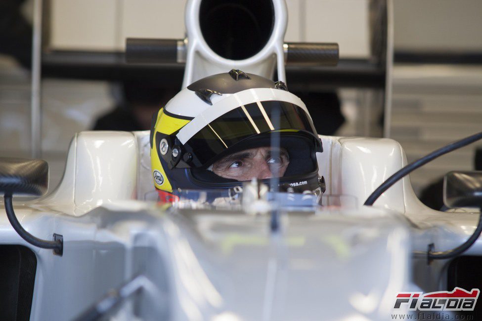 Pedro de la Rosa sentado en el HRT en el box