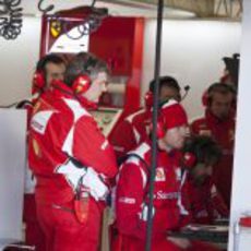 Rob Smedley y los ingenieros de Ferrari trabajan en Jerez