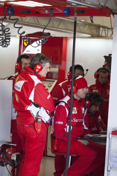 Rob Smedley y los ingenieros de Ferrari trabajan en Jerez
