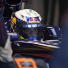 Daniel Ricciardo sentado en el Toro Rosso en Jerez