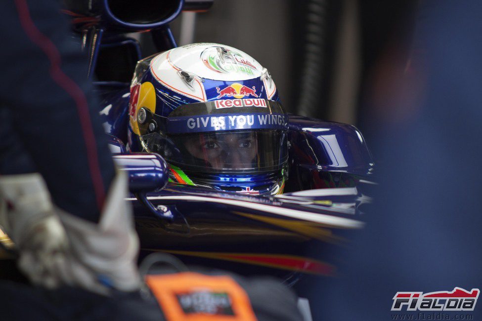 Daniel Ricciardo sentado en el Toro Rosso en Jerez