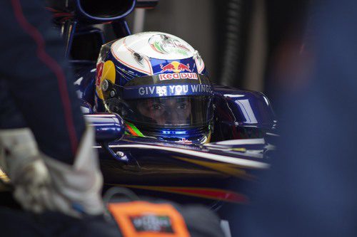 Daniel Ricciardo sentado en el Toro Rosso en Jerez