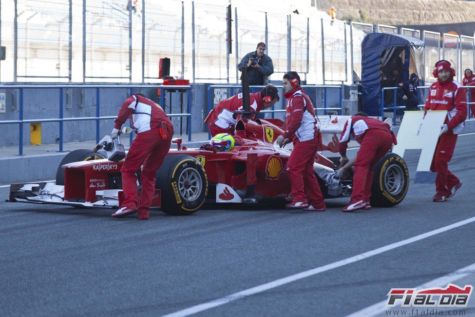 Felipe Massa vuelve a boxes con su Ferrari