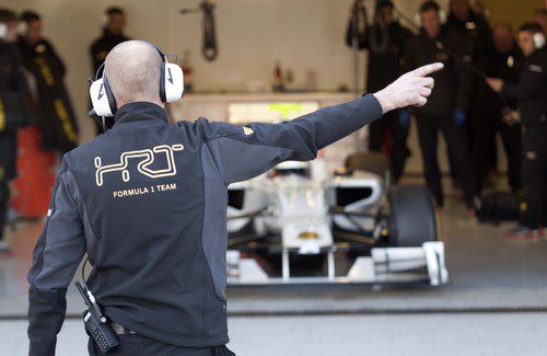 Pedro sale del box de HRT en Jerez