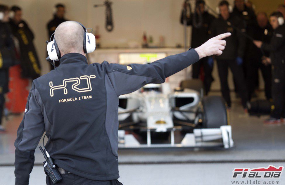 Pedro sale del box de HRT en Jerez