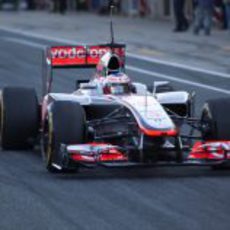 Jenson Button sale a pista con el McLaren MP4-27