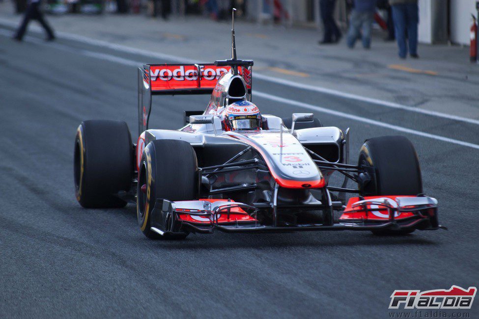 Jenson Button sale a pista con el McLaren MP4-27