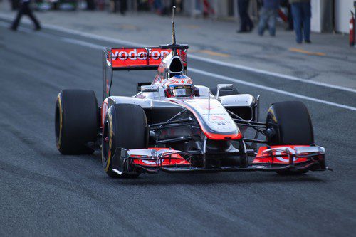 Jenson Button sale a pista con el McLaren MP4-27