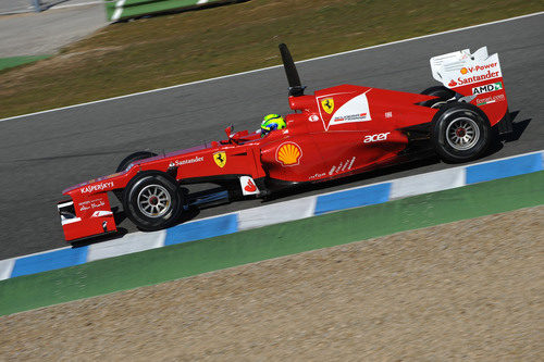 Massa rueda con el F2012 en la pista de Jerez