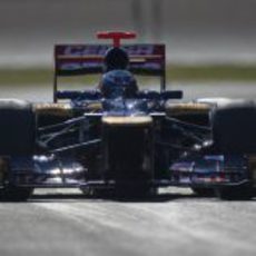 Daniel Ricciardo de frente con el Toro Rosso