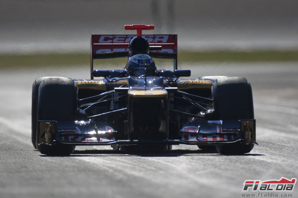 Daniel Ricciardo de frente con el Toro Rosso