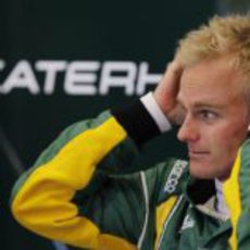 Heikki Kovalainen en su box de Caterham en Jerez