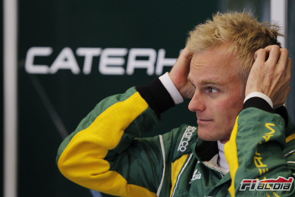 Heikki Kovalainen en su box de Caterham en Jerez